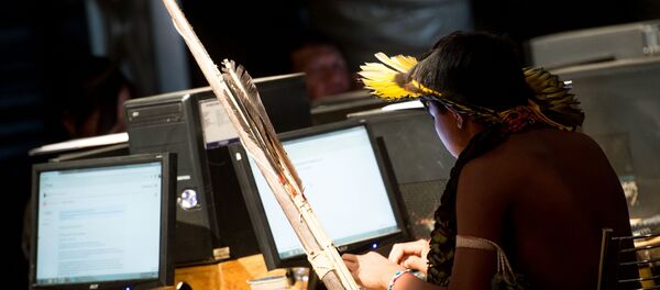 Indígenas brasileiros fazem cursos de informática na Oca Digital durante os Jogos Mundiais dos Povos Indígenas - Sputnik Brasil