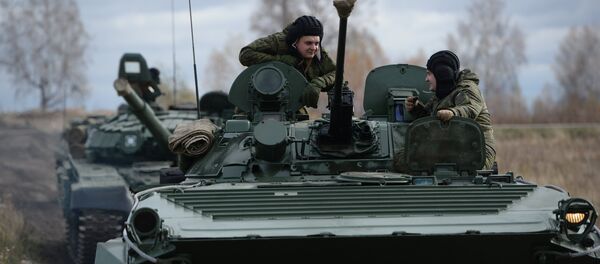 Veículosde combate de infantaria BMP-2 russos durante os exercícios na cidade de Chebarkul, regiçao de Chelyabinsk, 14 de outubro de 2015 - Sputnik Brasil