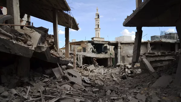 Foto clicada em 30 de setembro de 2015 mostrando edifícios danificados na cidade síria de Talbisseh, na província de Homs - Sputnik Brasil