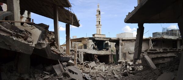 Foto clicada em 30 de setembro de 2015 mostrando edifícios danificados na cidade síria de Talbisseh, na província de Homs - Sputnik Brasil
