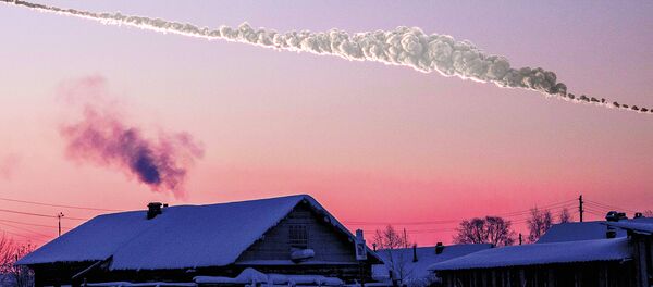 Reconstrução da queda do meteorito que atingiu a cidade russa de Chelyabinsk em 15 de fevereiro de 2013 - Sputnik Brasil