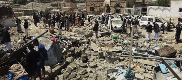 People gather at the site of Saudi-led airstrikes in Sanban, a region in Dhamar province 113 km (70 miles) southeast of the capital, Sanaa, Yemen, Thursday, Oct. 8, 2015. - Sputnik Brasil