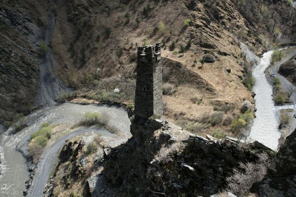 Torre do necrópole Tsoi-Pede na reserva natural Argunsky, distrito de Itum-Kalinsky, república de Chechênia perto da fronteira com a Geórgia, Rússia - Sputnik Brasil