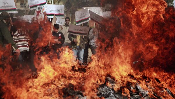 Manifestantes queimam retratos de Muammar Khaddafi em Benghazi - Sputnik Brasil