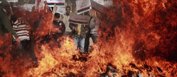 Manifestantes queimam retratos de Muammar Khaddafi em Benghazi - Sputnik Brasil