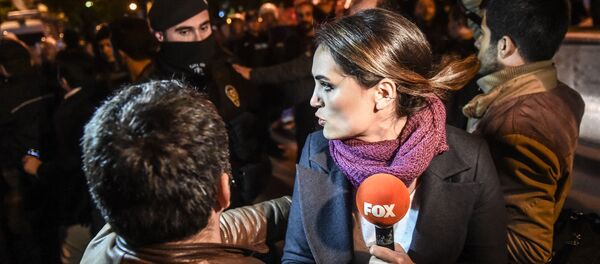 Batalhão especial da polícia turca empurra uma jornalista para fora da sede do jornal Bugun e do canal de televisão Kanalturk, em 28 de outubro, dia de uma manifestação contra o governo em Istambul - Sputnik Brasil