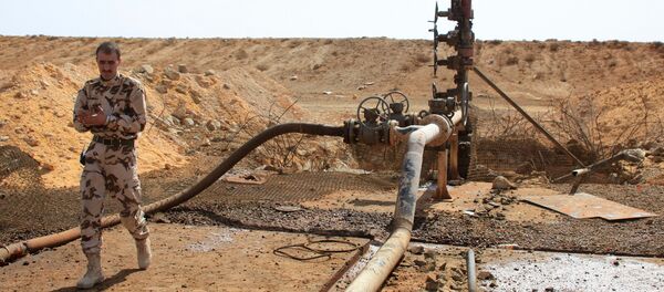 Integrantes das forças sírias perto de poço de petróleo nos arredores de Palmira - Sputnik Brasil