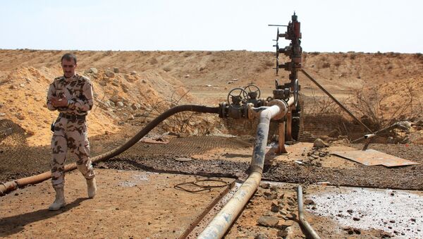 Integrantes das forças sírias perto de poço de petróleo nos arredores de Palmira - Sputnik Brasil