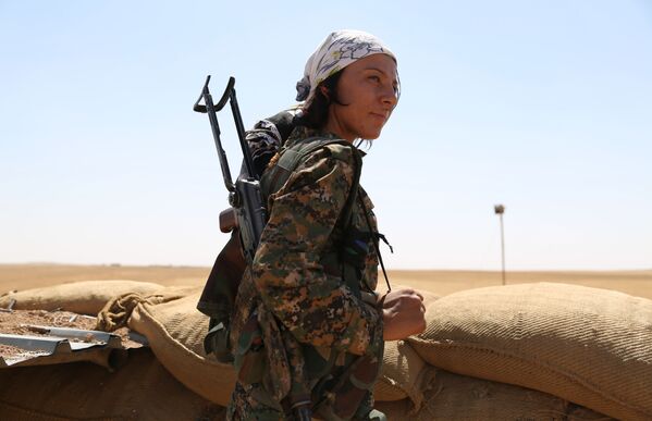 Uma mulher combatente curda da Unidade de Proteção do Povo (YPG) na linha de frente na Síria. - Sputnik Brasil