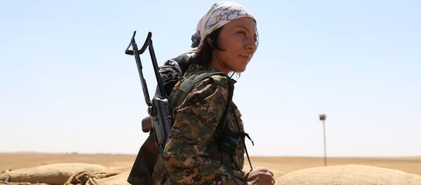 Uma mulher combatente curda da Unidade de Proteção do Povo (YPG) na linha de frente na Síria. - Sputnik Brasil