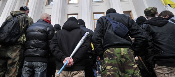 Simpatizantes do Setor de Direita protestando em frente ao parlamento ucraniano em março de 2014 - Sputnik Brasil