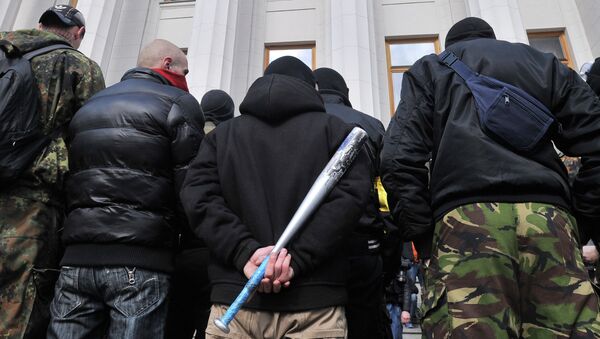Supporters of the right wing party Pravyi Sector (Right Sector) protest in front of the Ukrainian Parliament in Kiev on March 28, 2014 - Sputnik Brasil