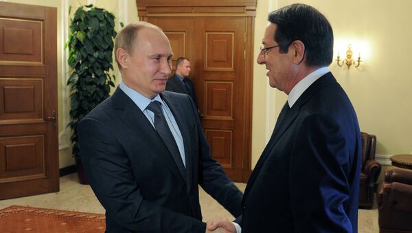 Vladimir Putin (E), presidente da Rússia, e Nicos Anastasiades, presidente do Chipre - Sputnik Brasil