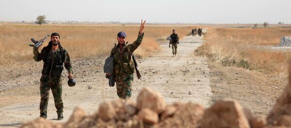 Militares sírios comemoram mais uma vitória sobre os terroristas em Aleppo. - Sputnik Brasil