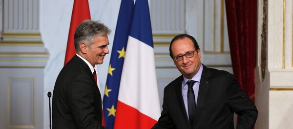 O presidente francês, François Hollande, durante encontro com o chanceler da Áustria, Werner Faymann, no Palácio do Eliseu O presidente francês, François Hollande, durante encontro com o chanceler da Áustria, Werner Faymann, no Palácio do Eliseu - Sputnik Brasil