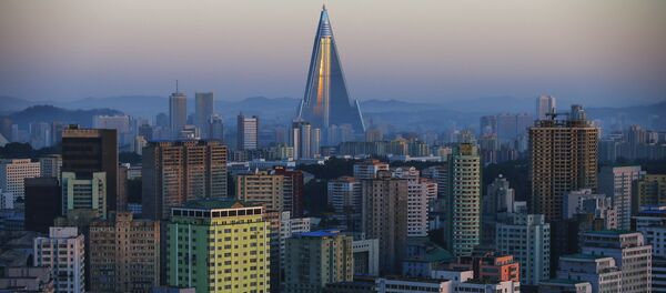 O hotel  Ryugyong de 105 andares, o edifício mais alto em construção na Coréia do Norte, é visto atrás de edifícios residenciais em Pyongyang, a Coreia do Norte. - Sputnik Brasil