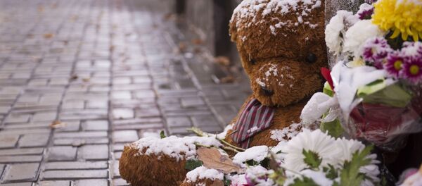 Flores e brinquedos perto da embaixada russa em homenagem às vítimas do acidente aéreo, Bishkek, Quirguistão, 1 de novembro de 2015 - Sputnik Brasil