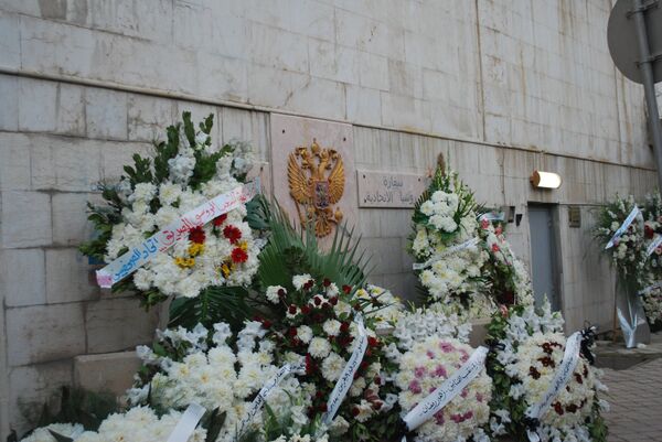Coroas de flores perto da embaixada russa na Síria em homenagem às vítimas do acidente aéreo do Airbus A-321 no Egito, 2 de novembro de 2015   - Sputnik Brasil