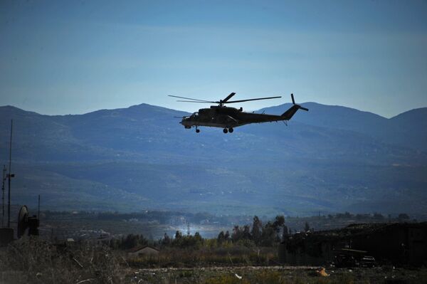 Um helicóptero Mi-24 russo patrulha a base aérea russa Hmeymim na Síria (foto de arquivo) - Sputnik Brasil