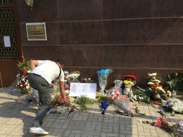 Coroas de flores são depositadas na entrada da embaixada russa no Egito - Sputnik Brasil