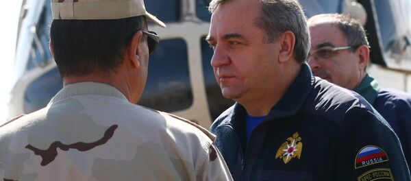 Vladimir Puchkov observa os restos do A321 da Kogalymavia - Sputnik Brasil