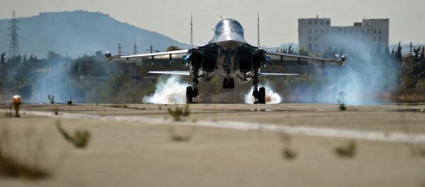 Su-34 russo pousa na base aérea de Hmeymim - Sputnik Brasil
