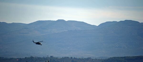 Helicóptero Mi-24 patrulha base aérea de Hmeymim, na Síria - Sputnik Brasil