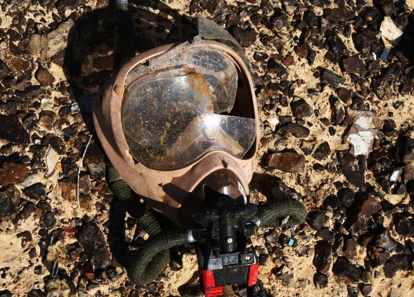 Máscara de oxigênio no local da queda da aeronave russa Airbus A321 no Egito - Sputnik Brasil
