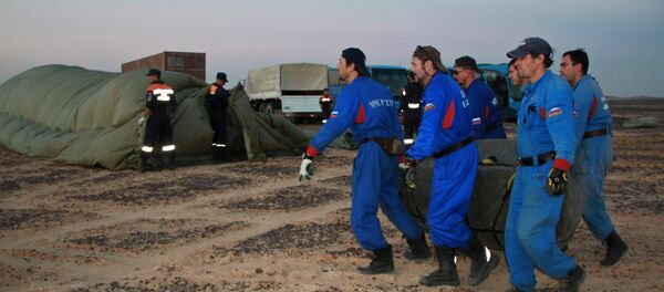 Socorristas no local da queda do avião russo, no Egito - Sputnik Brasil