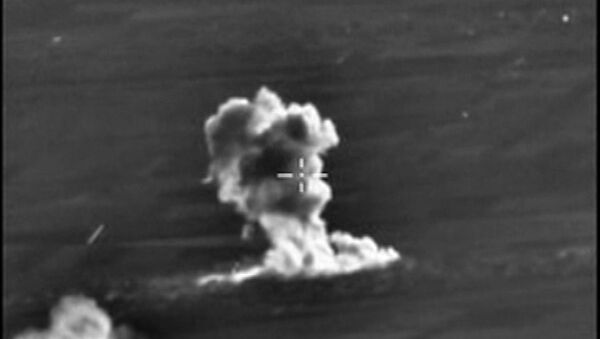 Bombardeiros russos realizam um ataque localizado contra instalações do Estado Islâmico usando bombas antibunker BETAB-500 na província síria de Aleppo - Sputnik Brasil