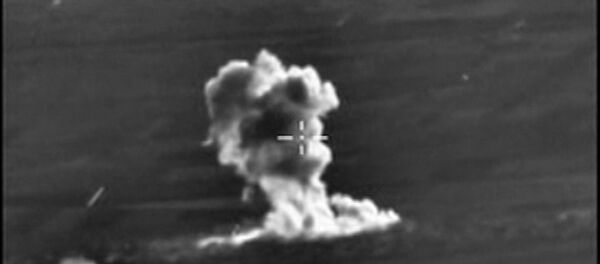 Bombardeiros russos realizam um ataque localizado contra instalações do Estado Islâmico usando bombas antibunker BETAB-500 na província síria de Aleppo - Sputnik Brasil