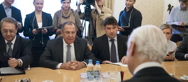 O chanceler russo Sergei Lavrov durante a reunião com o enviado especial da ONU para a Síria, Staffan de Mistura em Moscou. - Sputnik Brasil