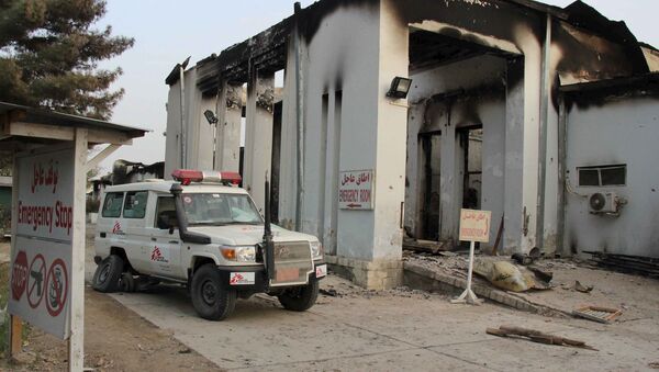 Um veículo médico perto do prédio do hospital destruído da MSF em Kunduz - Sputnik Brasil