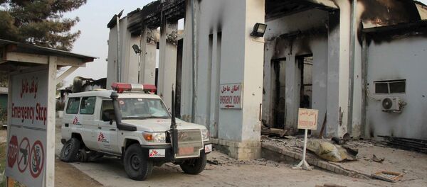 Um veículo médico perto do prédio do hospital destruído da MSF em Kunduz - Sputnik Brasil