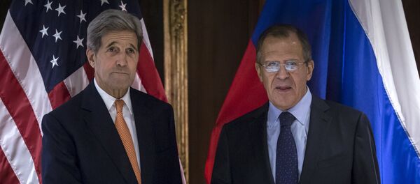U.S. Secretary of State John Kerry (L) and Russian Foreign Minister Sergey Lavrov shake hands during a photo a photo opportunity in Vienna, October 23, 2015 - Sputnik Brasil