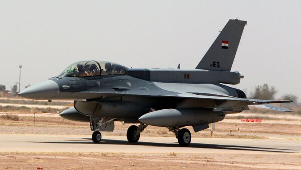 Caça F-16 norte-americano na base aérea Balad na província de Salaheddin, norte de Bagdá, 20 de julho de 2015 - Sputnik Brasil