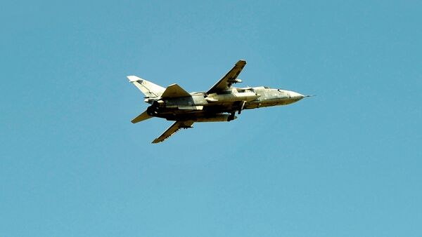 Фронтовой бомбардировщик Су-24 Воздушно-космических сил РФ над авиабазой Хмеймим - Sputnik Brasil