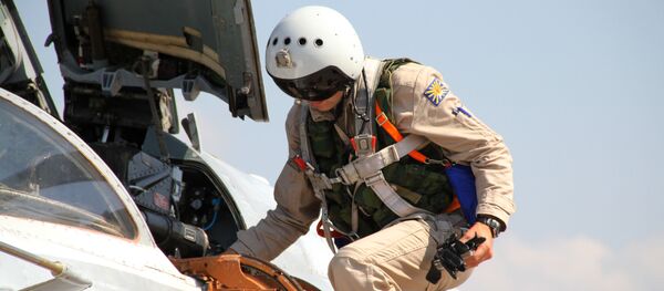 Piloto russo entra em um caça Su-24 na Síria - Sputnik Brasil
