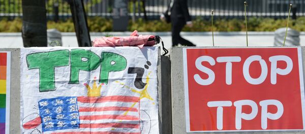 Cartão contra Acordo de Parceria Trans-Pacífico (TTP) em Tóquio. 23 de abril, 2014 - Sputnik Brasil