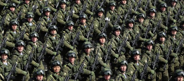 Russian soldiers march during a rehearsal of the Victory Day Parade in Alabino, outside Moscow, on April 22, 2015 - Sputnik Brasil