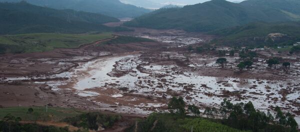 Distrito de Bento Rodrigues um dia após rompimento de barragens de rejeitos que criou tsunami de lama na região - Sputnik Brasil