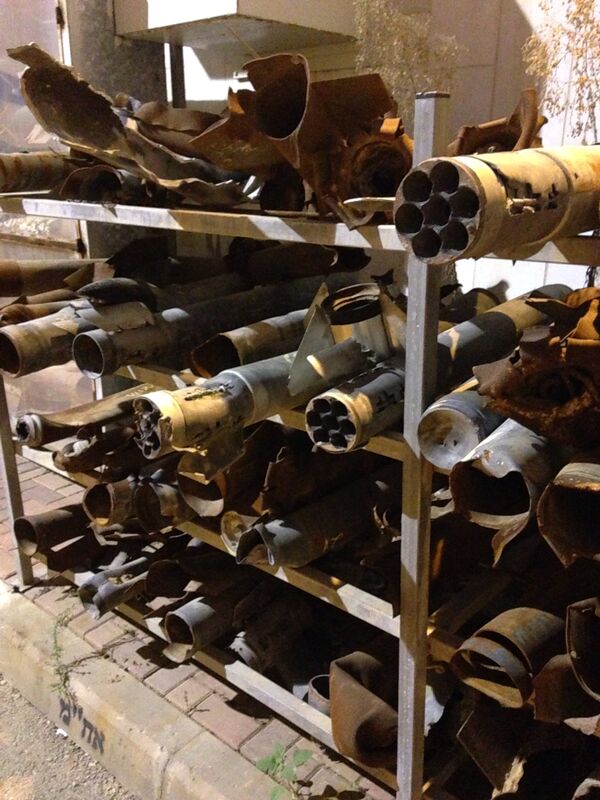 Armazém na cidade israelense de Sderot com destroços de foguetes Qassam lançados pelo Hamas - Sputnik Brasil