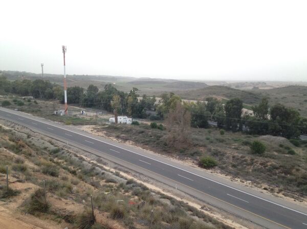Vista da Faixa de Gaza a partir da cidade israelense de Sderot. As autoridades israelenses exigem uma faixa de alienação em Gaza de um quilómetro de largura onde é proibida a construção - Sputnik Brasil