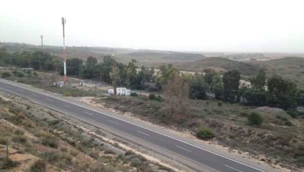 Vista da Faixa de Gaza a partir da cidade israelense de Sderot. As autoridades israelenses exigem uma faixa de alienação em Gaza de um quilómetro de largura onde é proibida a construção - Sputnik Brasil