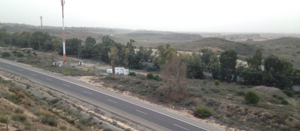 Vista da Faixa de Gaza a partir da cidade israelense de Sderot. As autoridades israelenses exigem uma faixa de alienação em Gaza de um quilómetro de largura onde é proibida a construção Vista da Faixa de Gaza a partir da cidade israelense de Sderot. As autoridades israelenses exigem uma faixa de alienação em Gaza de um quilómetro de largura onde é proibida a construção - Sputnik Brasil