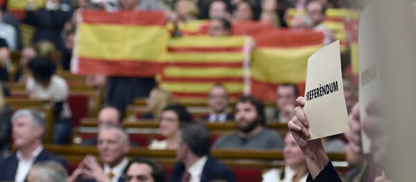 Bandeiras da Espanha e Catalunha durante a sessão da Generalitat em 9 de novembro - Sputnik Brasil
