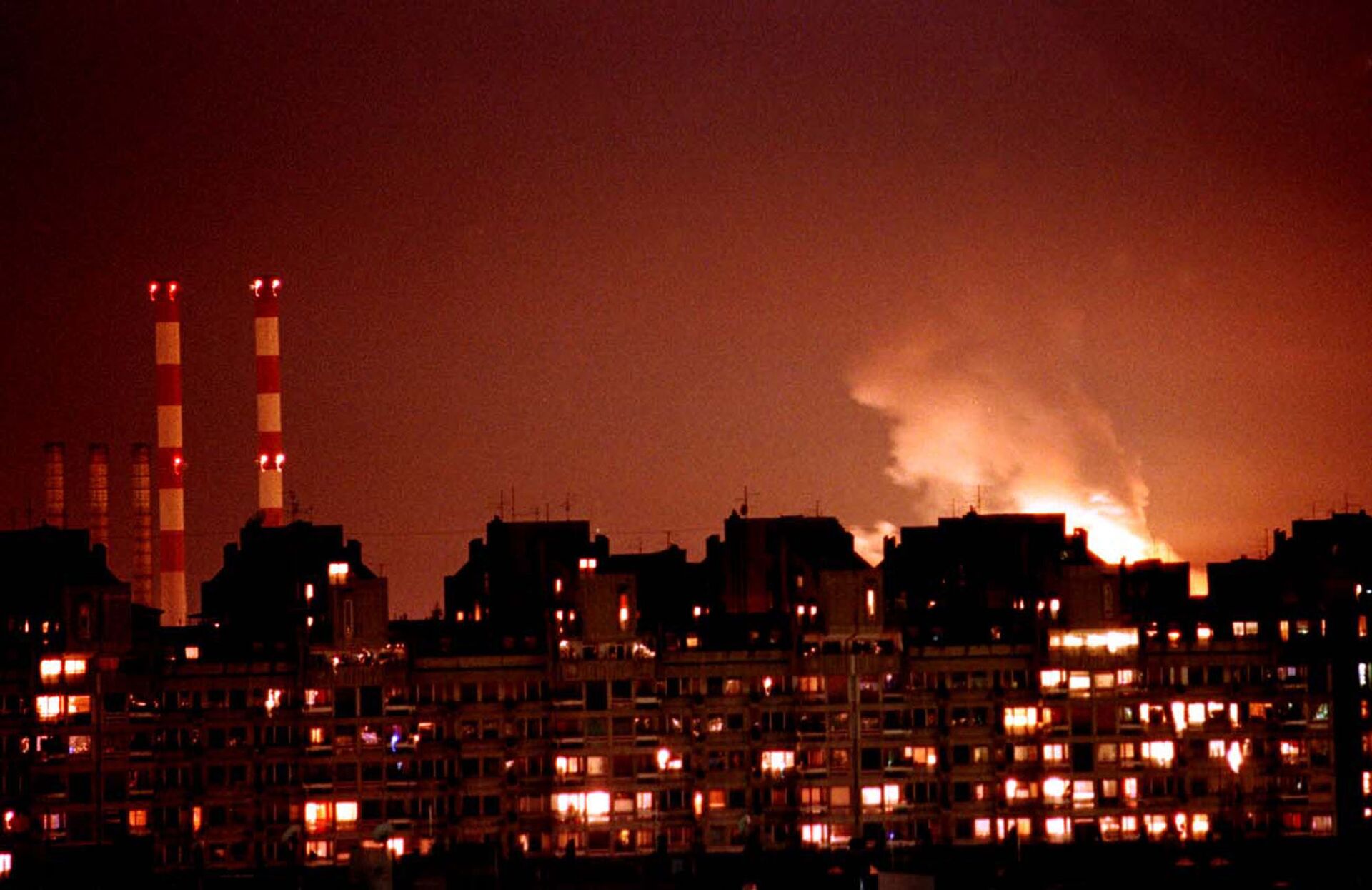 Chamas dos incêndios em resultado dos ataques aéreos da OTAN iluminam o céu de Belgrado, Iugoslávia, 24 de março de 1999 - Sputnik Brasil, 1920, 24.10.2024