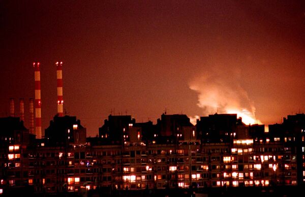Chamas dos incêndios em resultado dos ataques aéreos da OTAN iluminam o céu de Belgrado, Iugoslávia, 24 de março de 1999 - Sputnik Brasil
