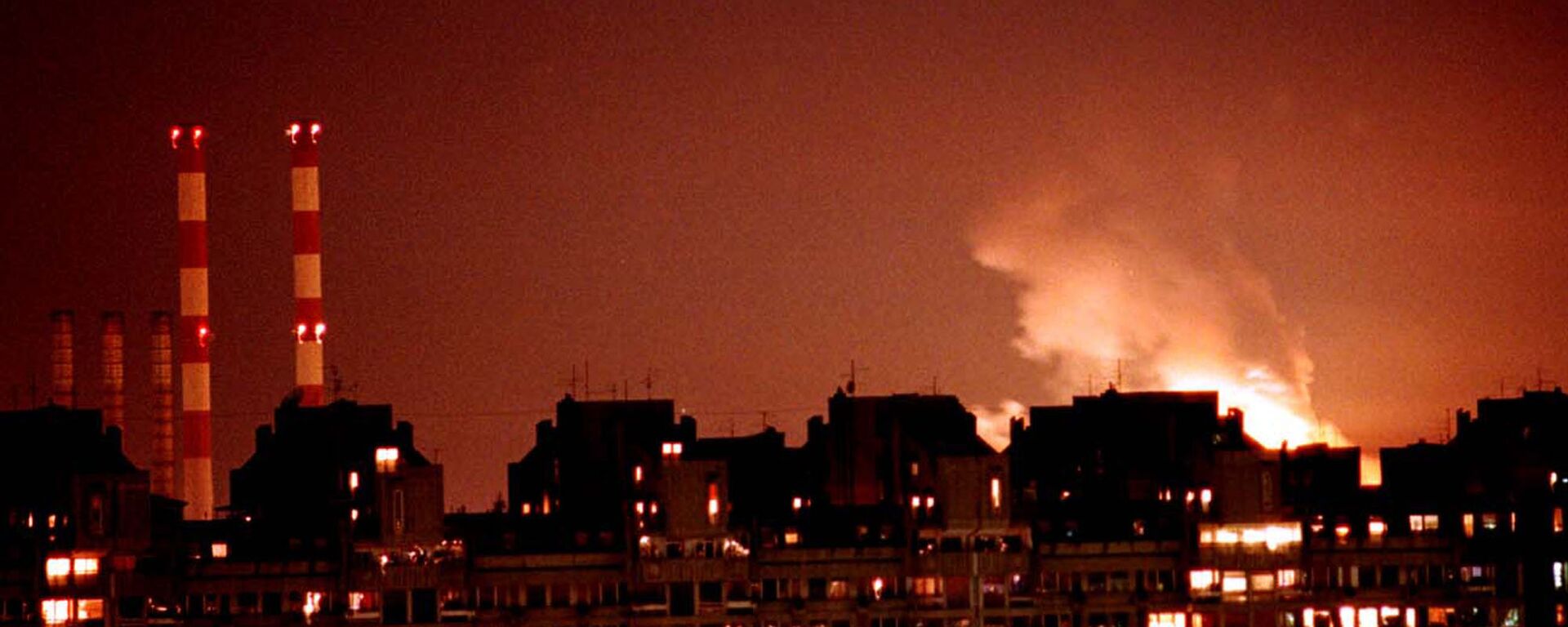 Chamas dos incêndios em resultado dos ataques aéreos da OTAN iluminam o céu de Belgrado, Iugoslávia, 24 de março de 1999 - Sputnik Brasil, 1920, 15.05.2025