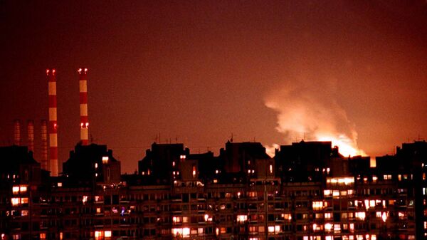 Chamas dos incêndios em resultado dos ataques aéreos da OTAN iluminam o céu de Belgrado, Iugoslávia, 24 de março de 1999 - Sputnik Brasil
